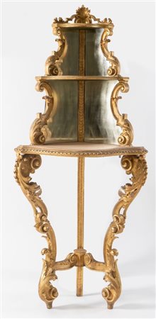 Angoliera con alzata a giorno in legno intagliato e dorato. Emilia/Lombardia,...