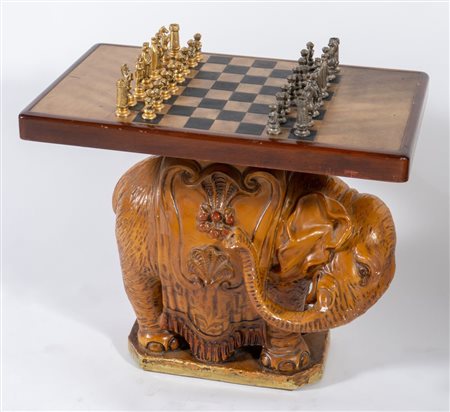 Tavolino scacchiera. Arte orientale, metà del XX secolo. Reca supporto in...