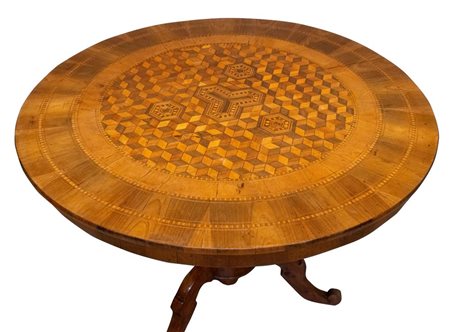 Tavolo lastronato in noce, acero e ciliegio. Rolo, seconda metà del XIX...