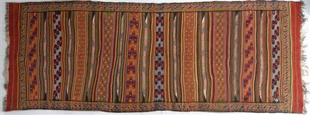 Kilim. Guchan, Iran nordorientale, metà del XX secolo. Cm 374x148. Trama:...