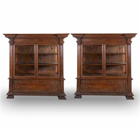 Coppia di vetrine in massello di noce. Inizi del XX secolo. Realizzate...