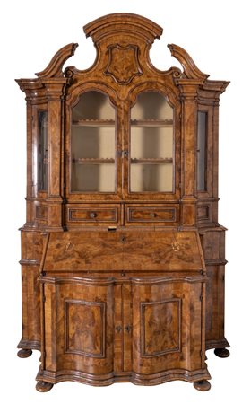 Trumeau interamente lastronato in radica e rigatino di noce. Cm...