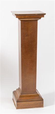 Colonna in acero. Anni '30 del XX secolo. Cm 120,8x38x37,5.