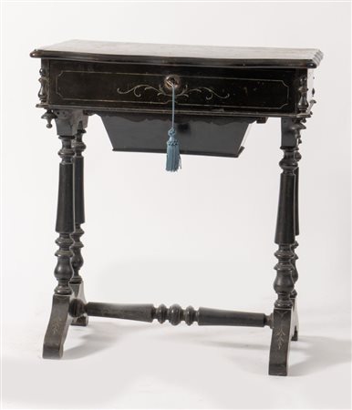 Piccolo tavolino da lavoro in legno ebanizzato. Di gusto Luigi Filippo,...