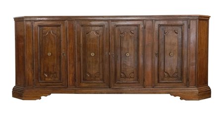 Grande credenza in massello di noce. Lombardia, XVIII secolo. Reca ante...