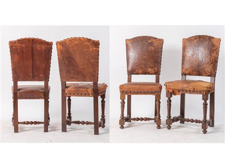 Lotto composto da quattro sedie a rocchetto. Realizzate in massello di noce,...