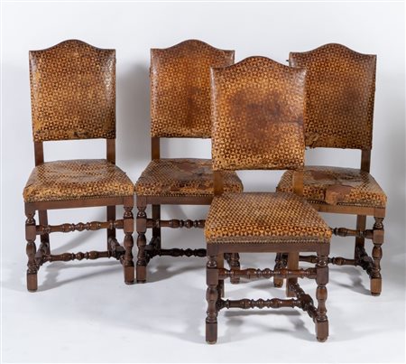 Quattro sedie a rocchetto in massello di noce con sostegni e traverse...