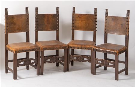 Lotto composto da quattro sedie in stile rinascimentale ma realizzate nei...