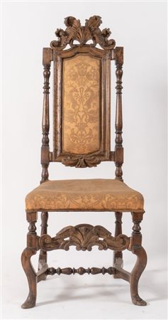 Seggiolone in massello di noce. Area veneta, prima metà del XVIII secolo....