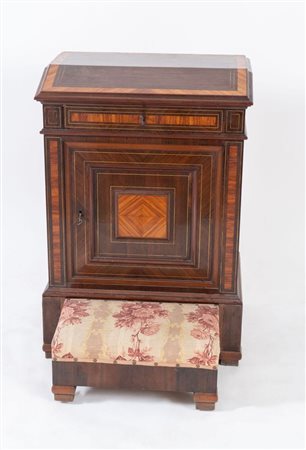 Inginocchiatoio lastronato in palissandro, bois de rose con filettature in...