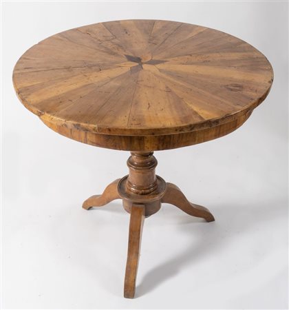 Tavolo tondo lastronato con intarsio a motivo di stella al centro. Emilia,...