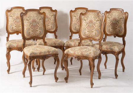 Lotto composto da sei sedie in massello di noce intagliate. Austria, di gusto...