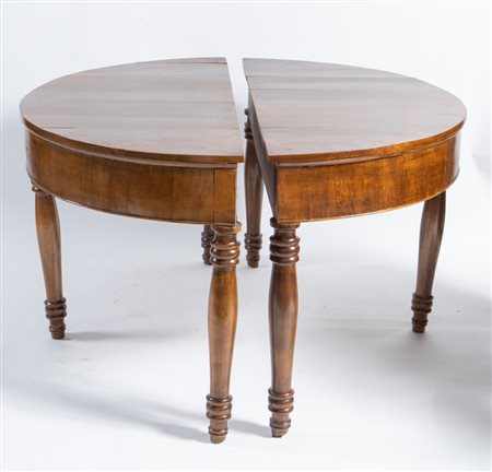Coppia di tavoli demi-lune in lastronatura e massello di...