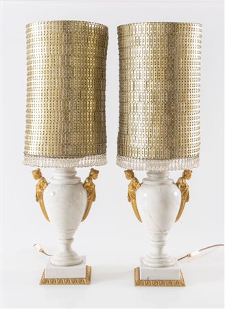 Coppia di lampade in marmo con dettagli in metallo bronzato e paralumi in...