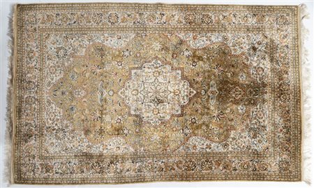 Tappeto. Qum (nord Iran), metà del XX secolo. Cm 213x141. Trama: seta Ordito:...