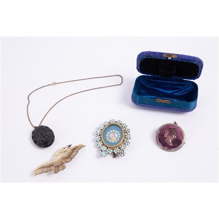 DUE SPILLE, PENDENTE E PICCOLA MINIATURA