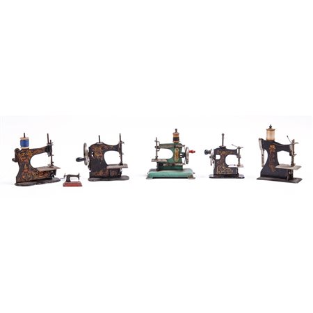 COLLEZIONE DI SEI MACCHINE DA CUCIRE IN MINIATURA