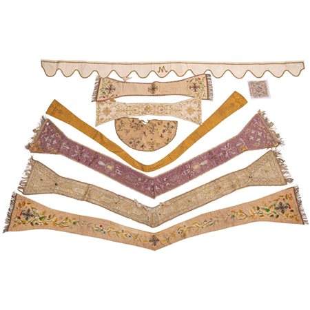 UNA RACCOLTA DI PARAMENTI SACRI (9 Pz) DEL XVIII E XIX SEC.