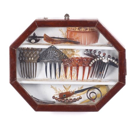 COLLEZIONE QUATTORDICI FERMAGLI A PETTINE DEL XX SECOLO