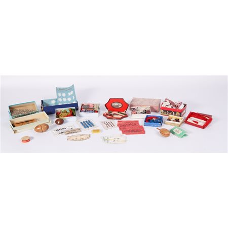 SCATOLA CONTENENTE QUINDICI ACCESSORI PER CUCITO DEL XX SEC.