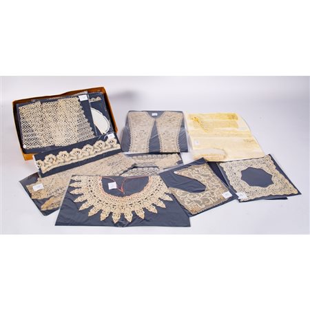 TRENTANOVE CARTELLE CON PIZZI E MERLETTI