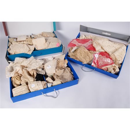 TRE SCATOLE CON PIZZI E MERLETTI