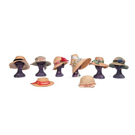 SETTE CAPPELLI FEMMINILI E UNA PAGLIA MASCHILE EPOCA XX SEC.