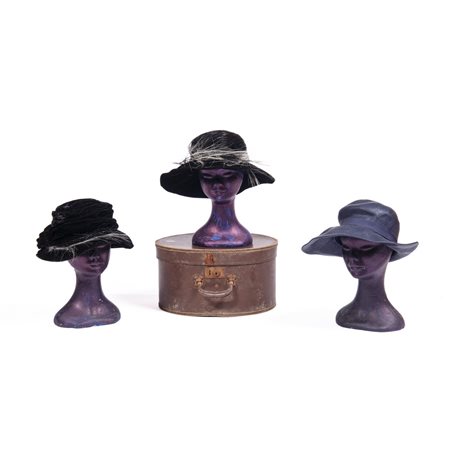 CAPPELLIERA E TRE CAPPELLI FEMMINILI EPOCA XX SECOLO
