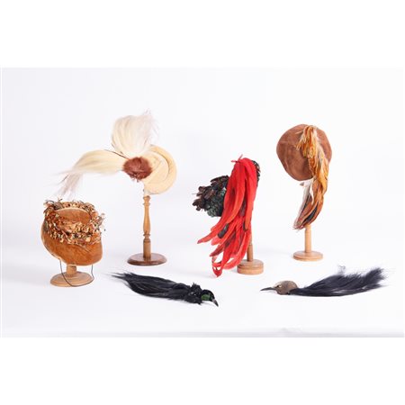 SEI ACCESSORI,  DUE SPILLONI E QUATTRO CAPPELLI