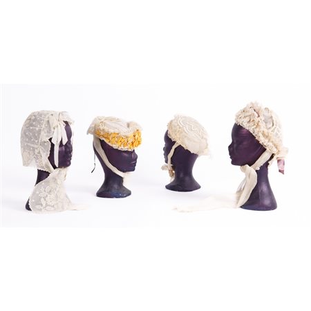 UNA RACCOLTA DI QUATTRO CAPPELLI IN ORGANZA E PIZZO