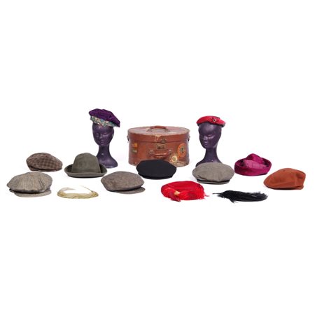 CAPPELLIERA E VENTICINQUE CAPPELLI FEMMINILI EPOCA XX SECOLO