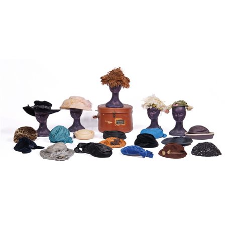 CAPPELLIERA E VENTI CAPPELLI FEMMINILI EPOCA XX SECOLO