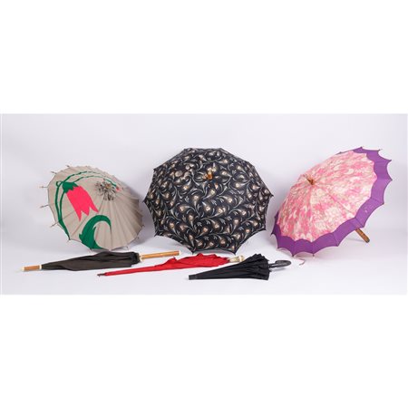 UNA RACCOLTA DI SETTE OMBRELLI