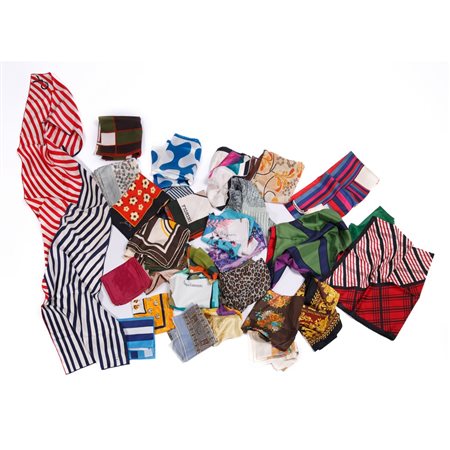 GRUPPO DI TRENTUNO FOULARD IN SETA E COTONE