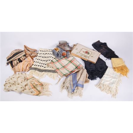 UNDICI SCIARPE E SCIALLI DEL XX SECOLO