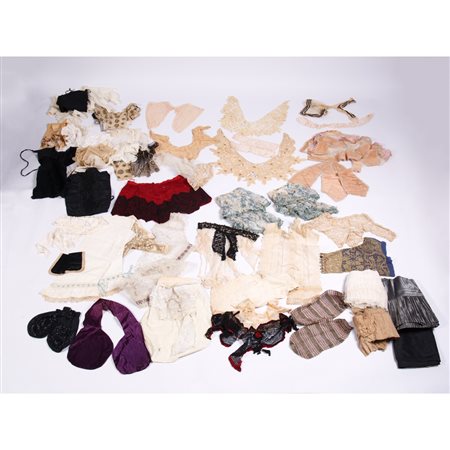 UNA RACCOLTA DI DICIASSETTE PEZZI IN TESSUTO