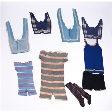 QUATTRO COLLETTI ALLA MARINARA UN PAIO DI CALZE DA DONNA E DIVERSI COSTUMI