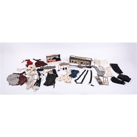 UNA RACCOLTA ABBIGLIAMENTO MASCHILE E VARIE EPOCA XX SECOLO