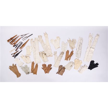 22 PAIA DI GUANTI E 11 PINZE ALLARGA GUANTI DEL XIX E XX SEC.