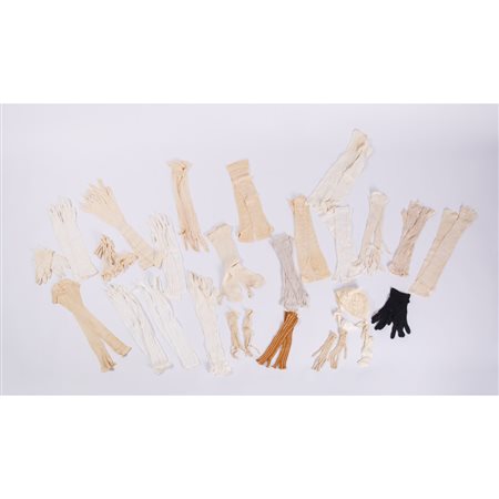 VENTIQUATTRO PAIA DI GUANTI DEL XX SECOLO