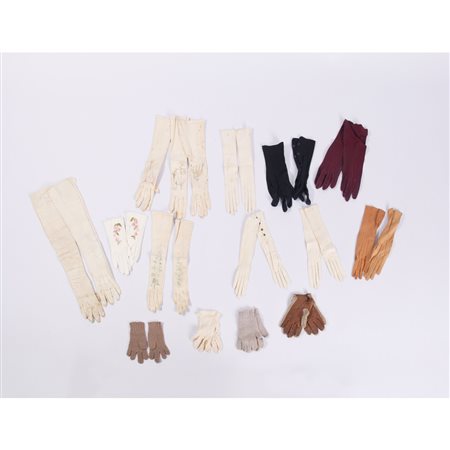 QUATTORDICI PAIA DI GUANTI DEL XX SECOLO