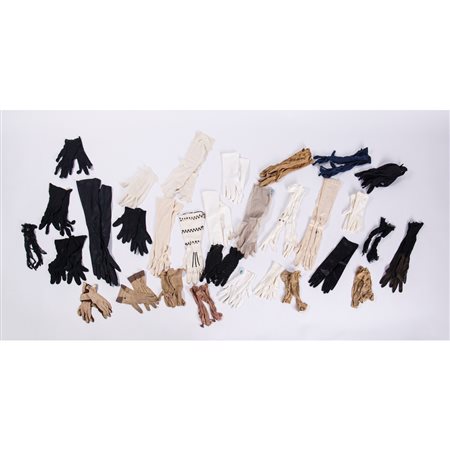 TRENTUNO PAIA DI GUANTI DEL XX SECOLO