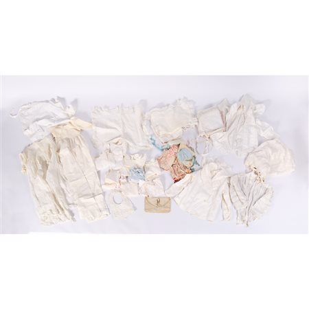 QUARANTAQUATTRO CAPI DI ABBIGLIAMENTO PER NEONATO