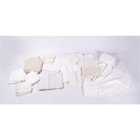 TRENTAQUATTRO CAPI DI BIANCHERIA LETTO DEL XX SECOLO