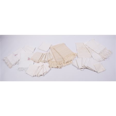 TRENTUNO ASCIUGAMANI DEL XX SECOLO