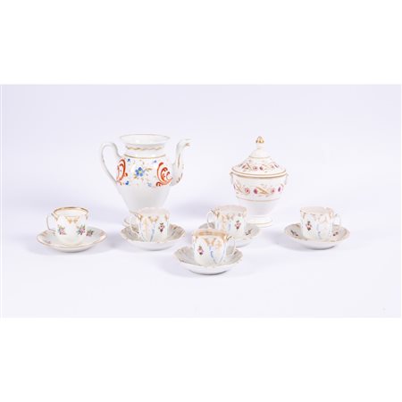 CAFFETTIERA, ZUCCHERIERA, CINQUE TAZZE CON PIATTINO