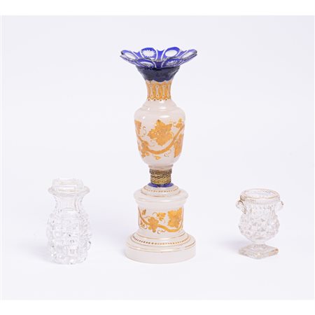 DUE PICCOLI VASI E UNA BOTTIGLIETTA