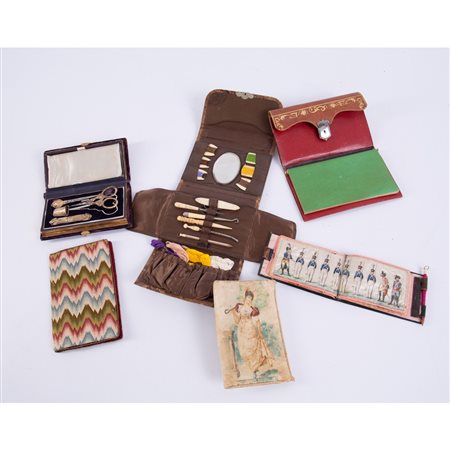 AGENDA, DUE PORTABIGLIETTI, DUE SET DA CUCITO E PORTA AGHI