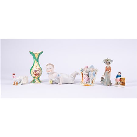 DUE SCULTURE, UN VASO E TRE FIORIERE