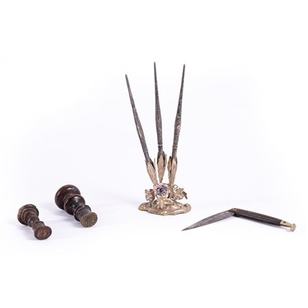 DUE SIGILLI, COLTELLINO E PORTA PENNINI CON TRE PENNINI